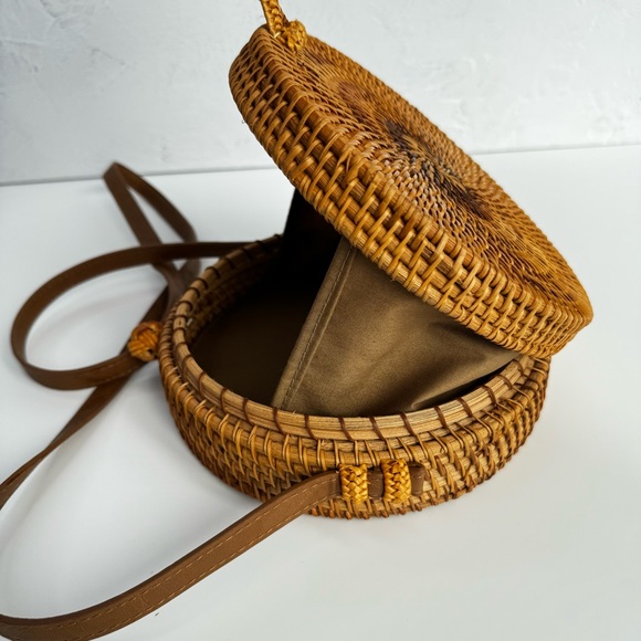 STRAW STUDIOS Round Rattan Crossbody Bag Brown Woven Ata Grass Loop Closure - Picture 6 of 12